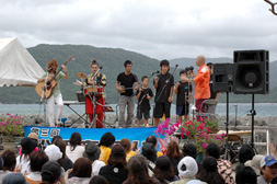 花飾りの舞台とバンド演奏