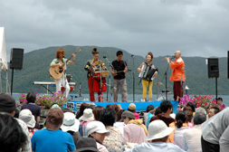 海と山を背にしたステージ演奏