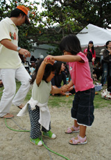 テント前で遊ぶ子どもたち