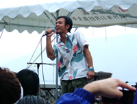 第1回のステージで歌う出演者