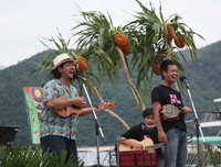第6回のヤシの葉を飾った舞台